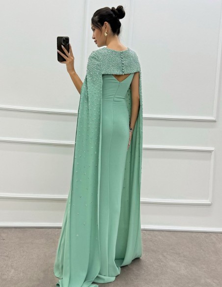Robe longue de fête avec manches cape et détails en strass