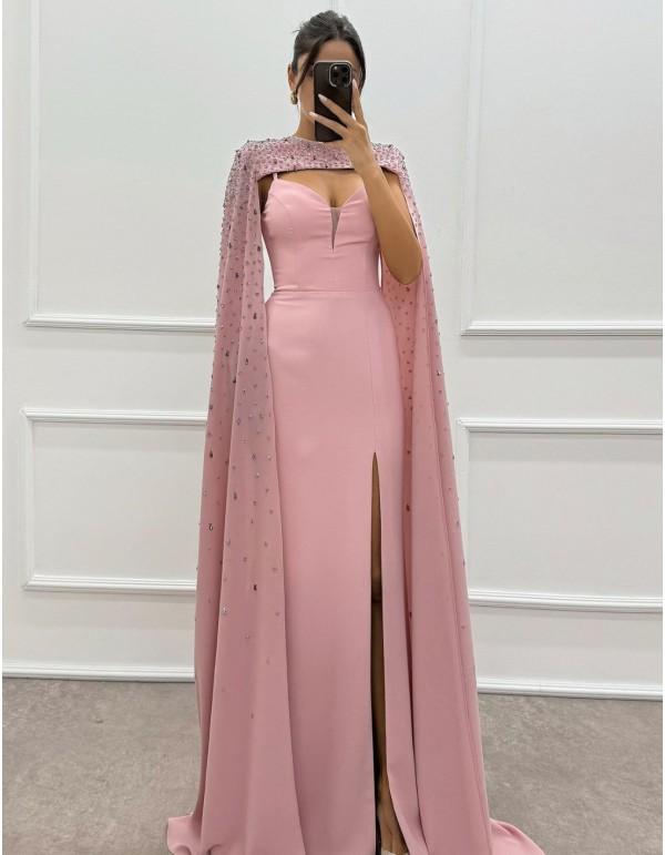 Vestido de fiesta largo con manga capa y detalle de pedrería