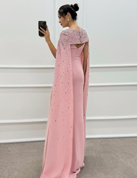 Vestido de fiesta largo con manga capa y detalle de pedrería