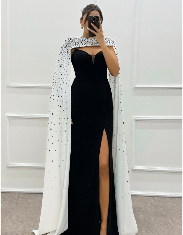 Robe longue de fête avec manches cape et détails en strass