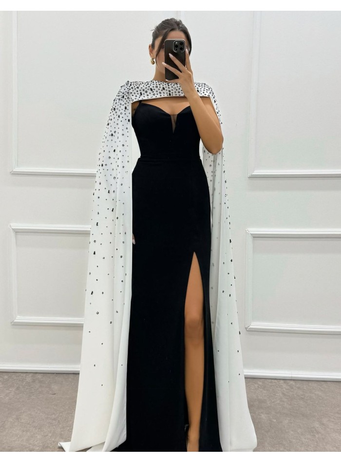 Robe longue de fête avec manches cape et détails en strass