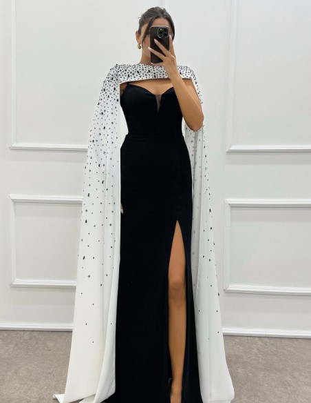 Robe longue de fête avec manches cape et détails en strass