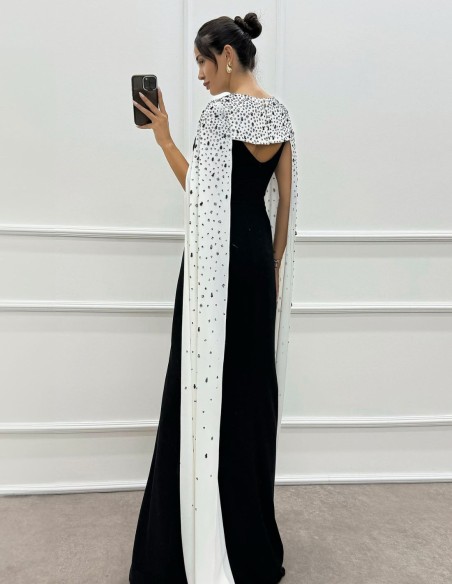 Vestido de fiesta largo con manga capa y detalle de pedrería