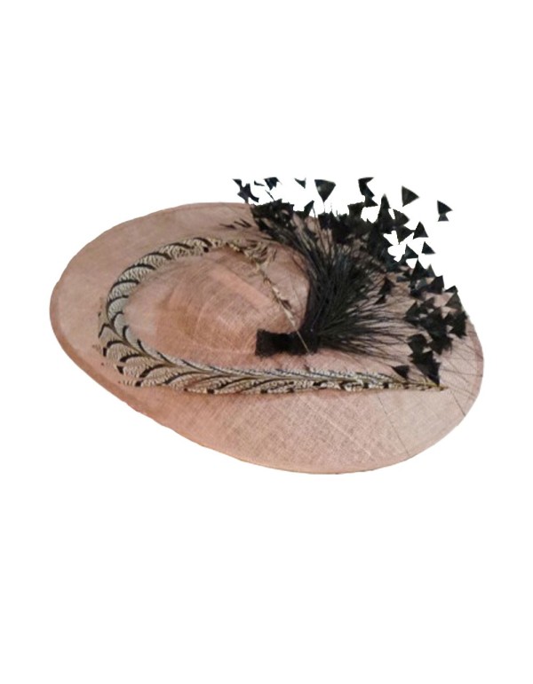 pamela de ala ancha rosa con plumas negras de Lamatte