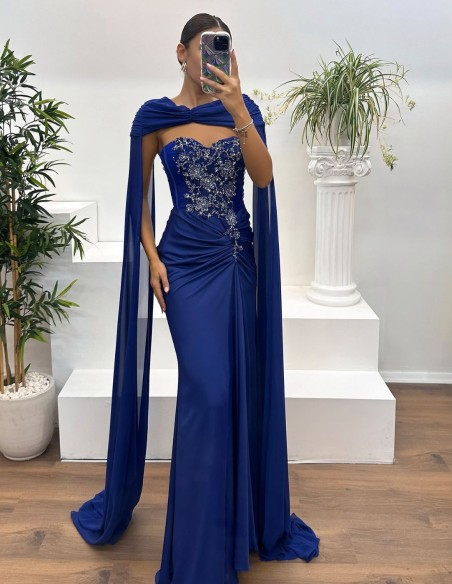 Robe de soirée avec encolure en strass, détails drapés et cape