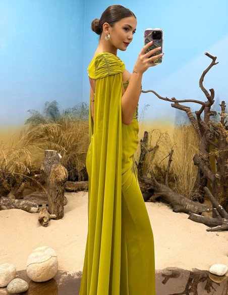 Robe de soirée avec encolure en strass, détails drapés et cape