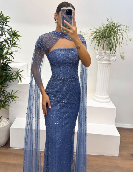 Vestido de fiesta largo de pedrería con manga capa