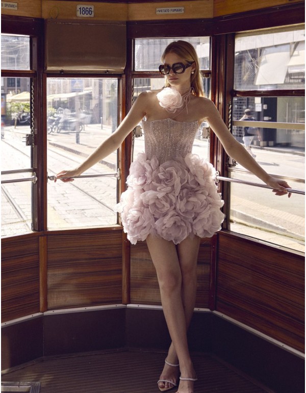 Vestido de fiesta corto con cuerpo corset brillo y falda...