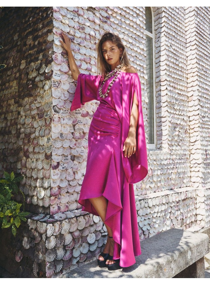 Robe asymétrique avec manches chauve-souris