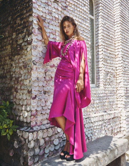 Robe asymétrique avec manches chauve-souris