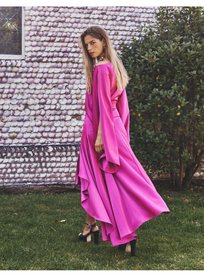 Robe asymétrique avec manches chauve-souris