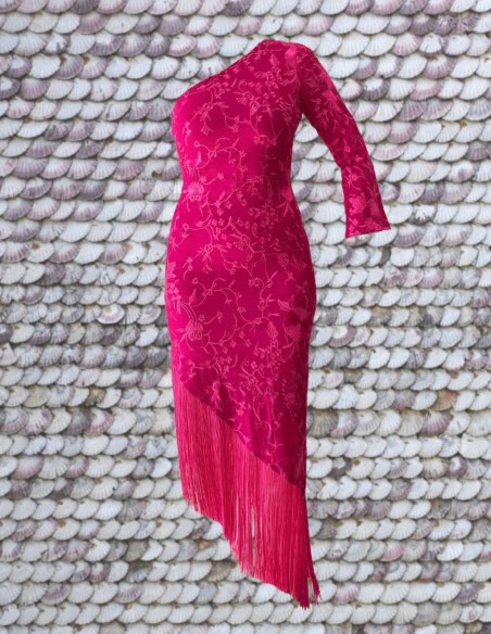 Vestido de fiesta asimétrico con una manga y detalle flecos Vestido de fiesta asimétrico con una manga y detalle flecos