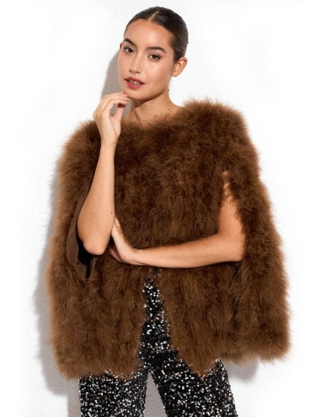 Capa de plumas de avestruz para invitada