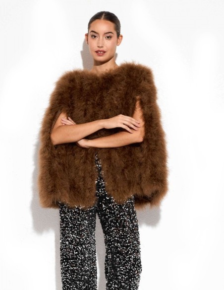 Capa de plumas de avestruz para invitada