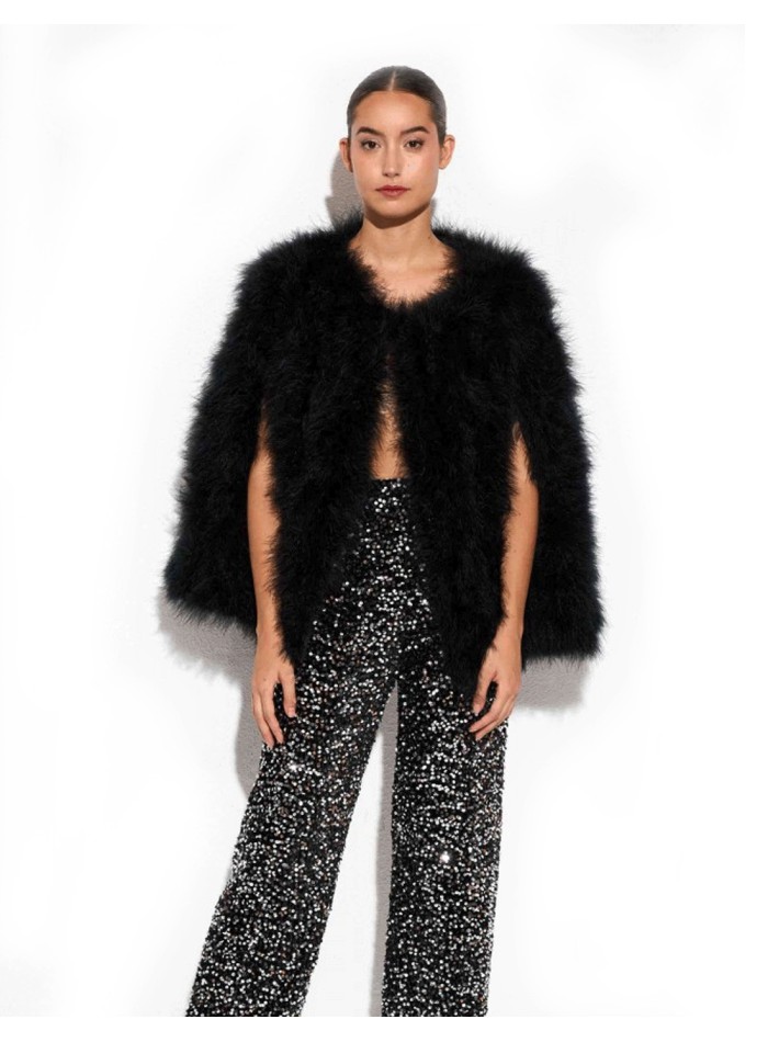 Capa de plumas de avestruz para invitada