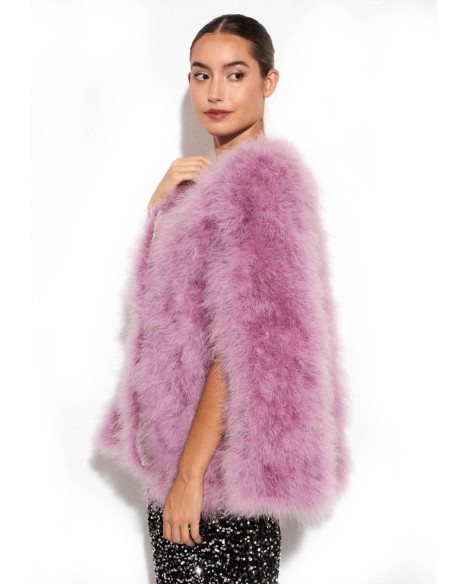 Capa de plumas de avestruz para invitada