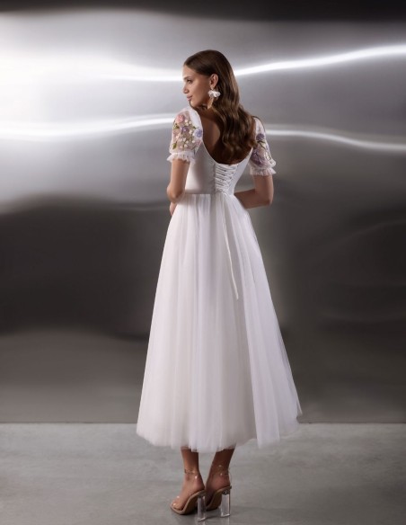 Vestido de fiesta midi en tul blanco con cuerpo bordado para bodas civiles Vestido de fiesta midi en tul blanco con cuerpo bordado para bodas civiles