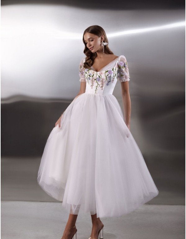 Vestido de fiesta midi en tul blanco con cuerpo bordado 2