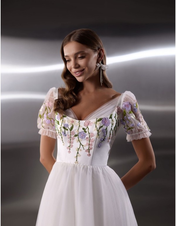 Vestido de fiesta midi en tul blanco con cuerpo bordado