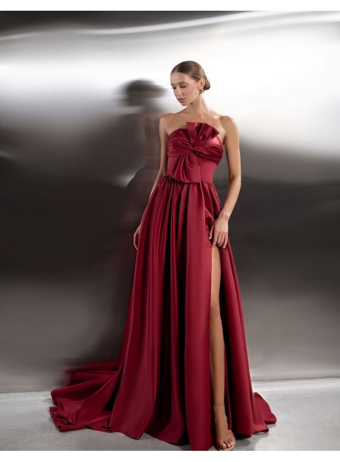 Long party gown with a knotted strapless neckline and a skirt with a train