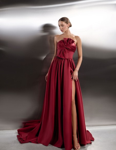 Long party gown with a knotted strapless neckline and a skirt with a train