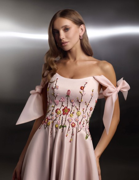 Vestido midi de fiesta con cuerpo bordado de flores y tirantes lazada