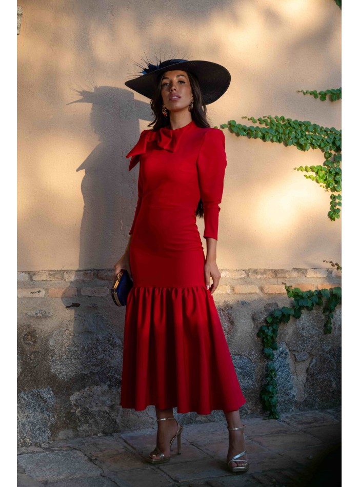 Vestido midi rojo cuerpo ajustado con falda volante y manga larga