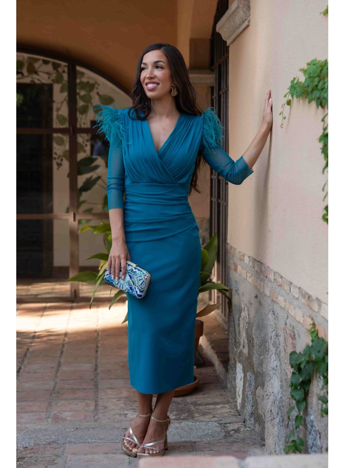 Vestido midi de fiesta azul petróleo con plumas en los hombros