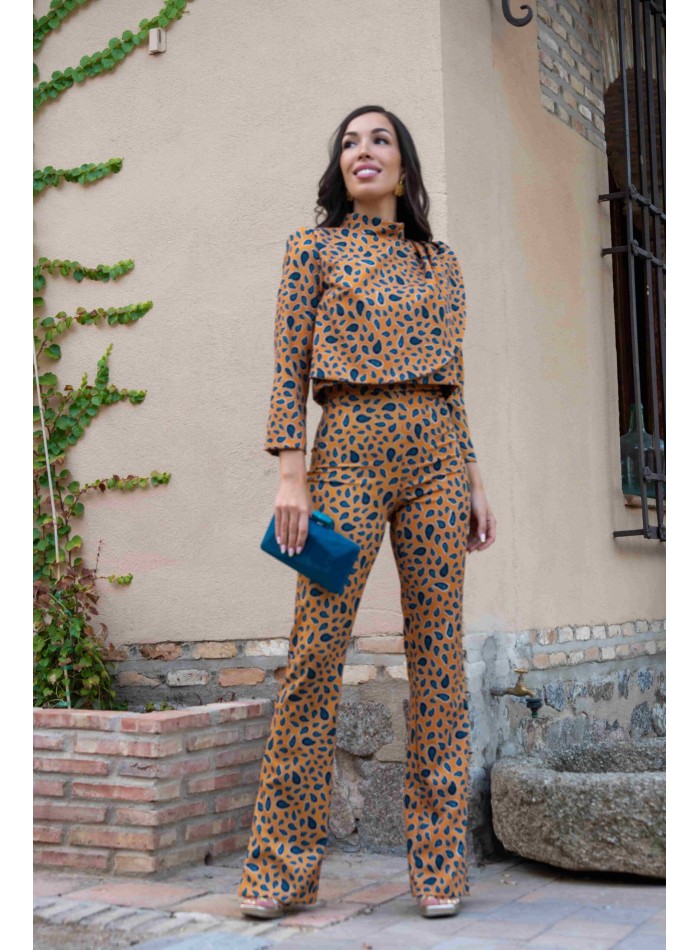 Conjunto de pantalón con crop top estampado