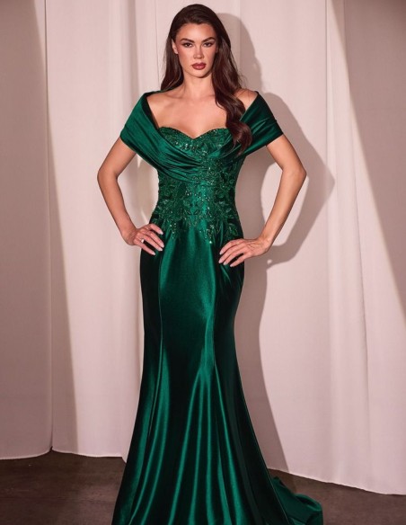 Vestido de invitada de encaje y satén con hombros descubiertos