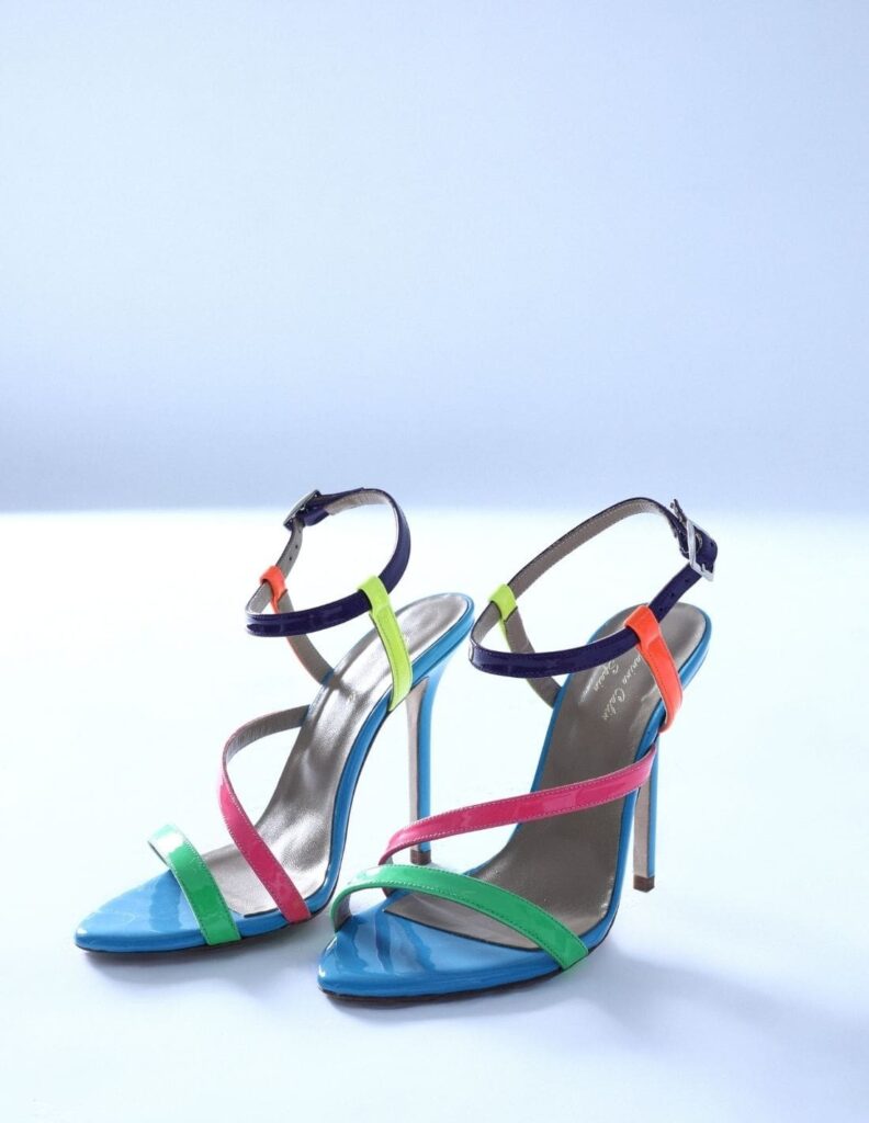 Ideales sandalias de fiesta multicolor con tiras y hebilla metálica. De producción 100% artesanal y pensado para todas las mujeres que buscan un tacón cómodo y de calidad.