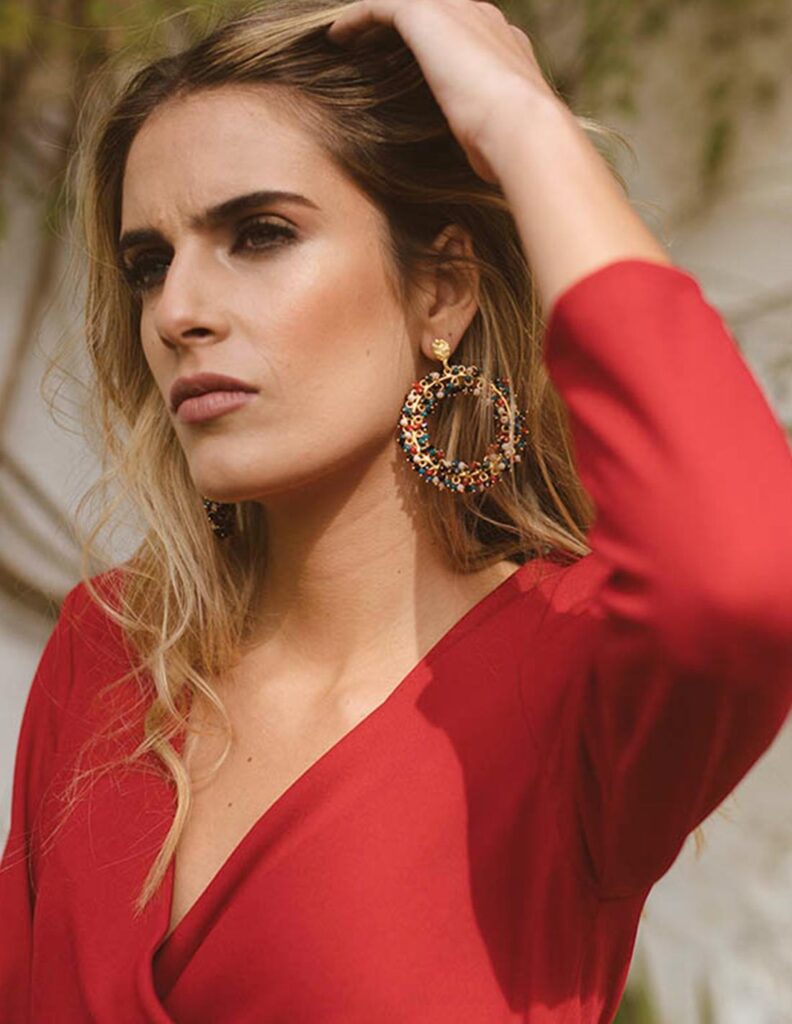 These beautiful circular party earrings with multicoloured mini stones are ideal to combine with a monochrome look where you can give it that special touch.