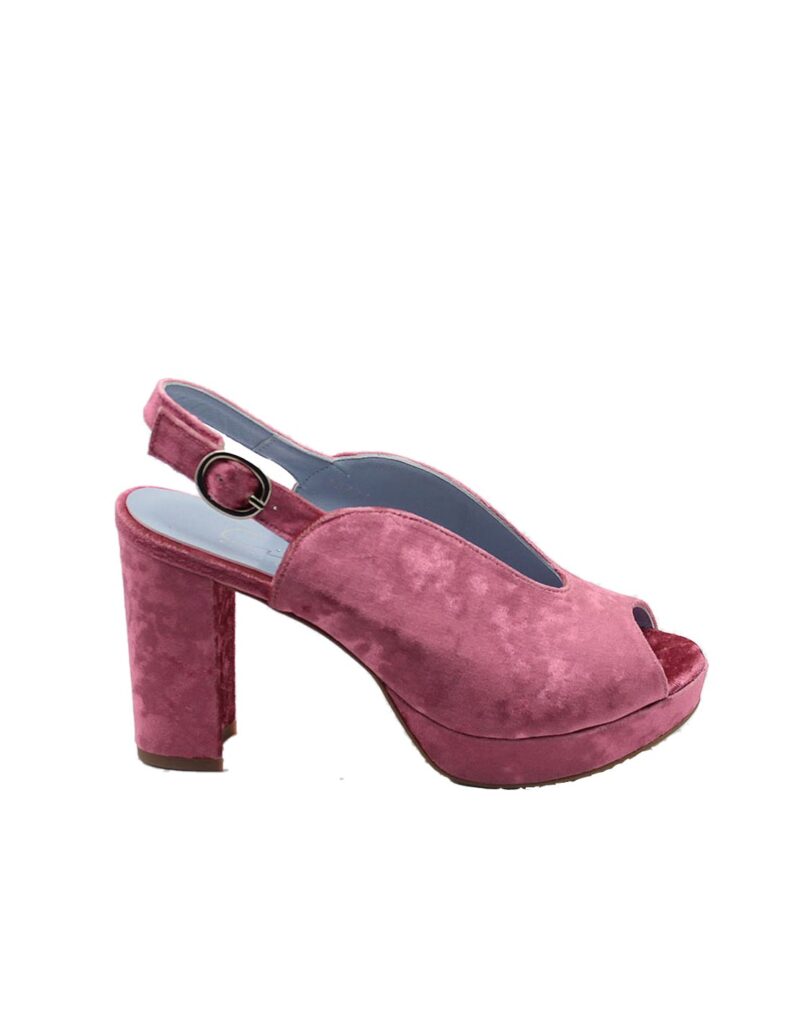 Esta sandalia de terciopelo fucsia para invitadas es un must have para tus eventos de primavera y verano. Estamos seguros de que serás la invitada perfecta gracias a su comodidad y diseño.