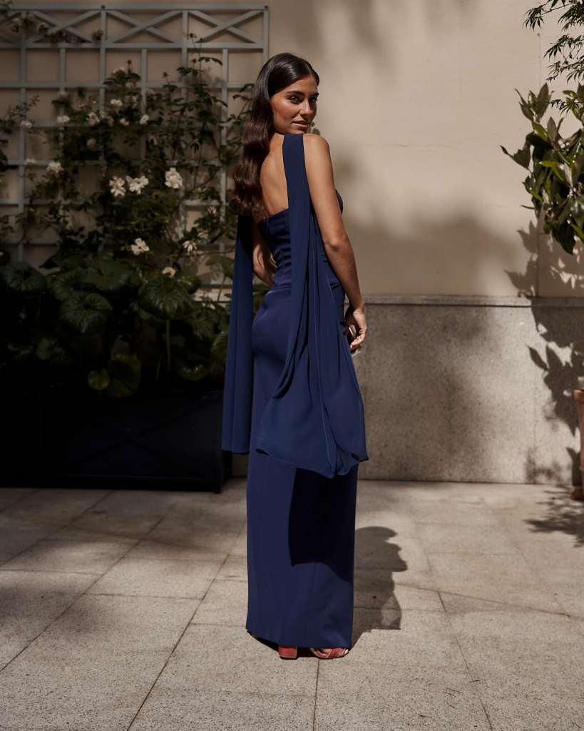 Vestido largo azul con volantes y chal