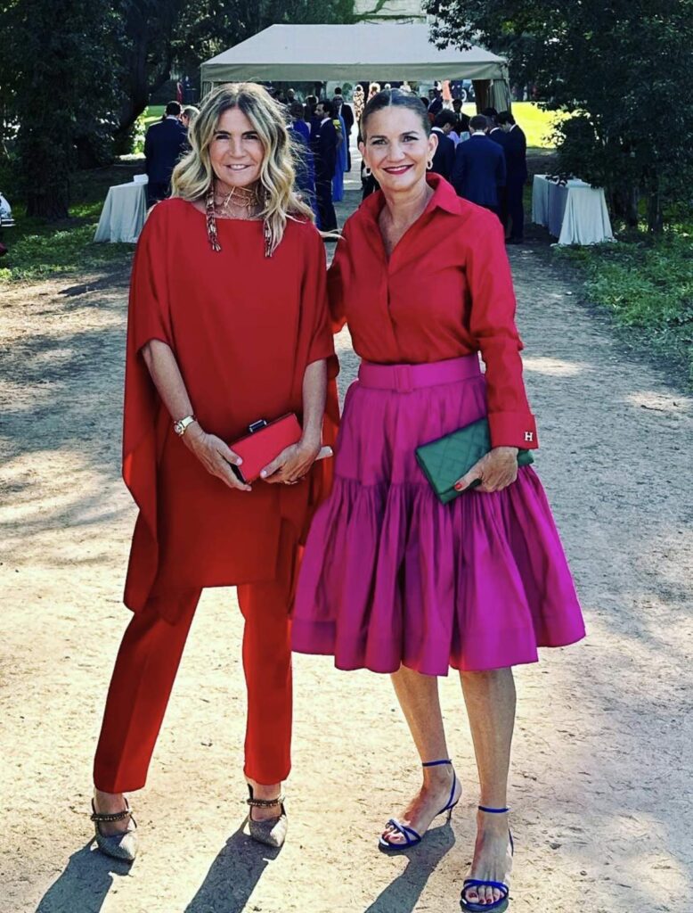 Samantha con vestido bicolor en la boda de Tamara Falco