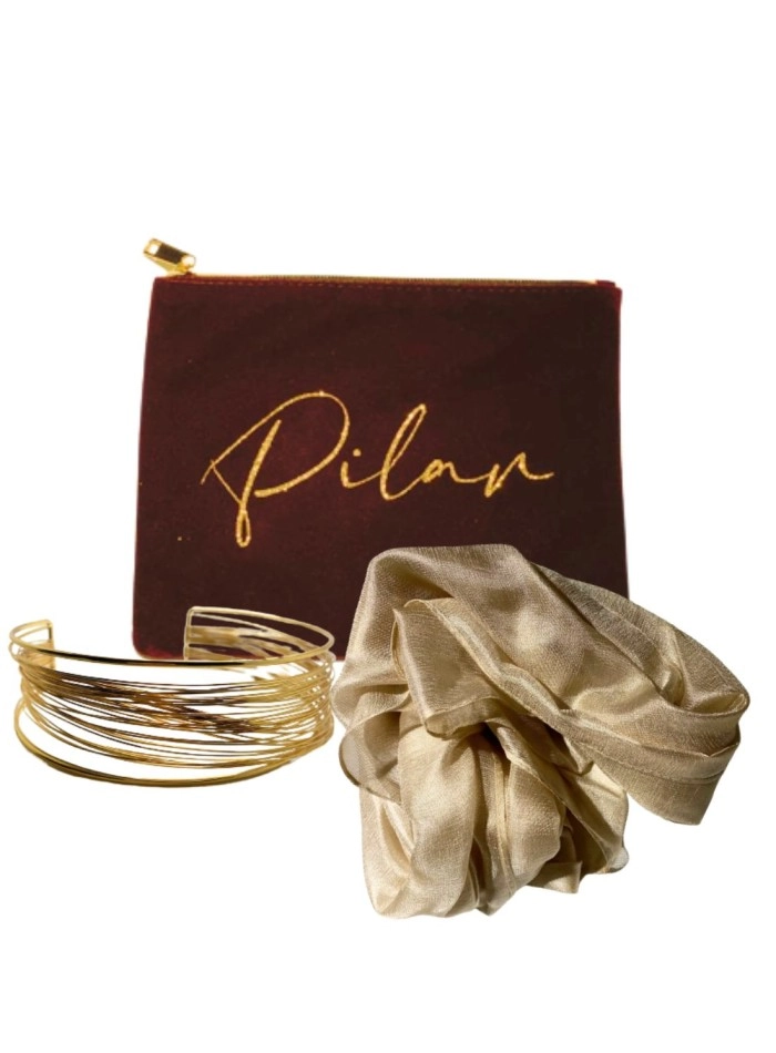 Neceser personalizado, chal dorado y choker 