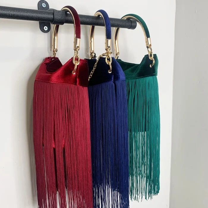 bolso-de-fiesta-de-terciopelo-con-asa-redonda-y-flecos
