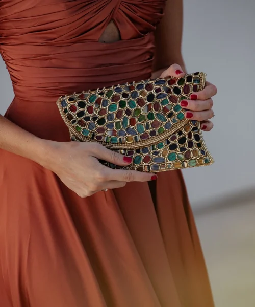 bolso-de-mano-con-pedreria-cosida-a-mano-dorado-para-invitada-invitada-perfecta-kamala