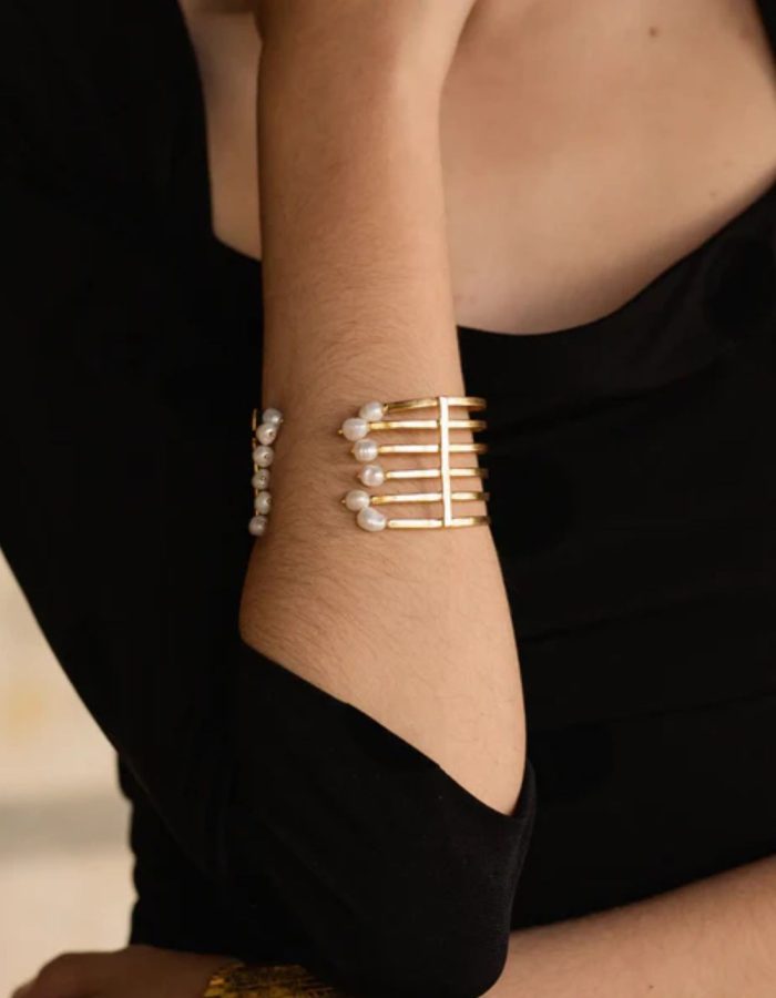 brazalete-dorado-ancho-con-perlas-acus