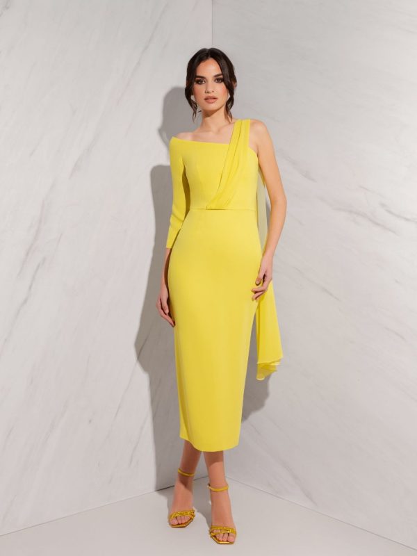 vestido-midi-de-fiesta-con-escote-asimetrico-y-capa