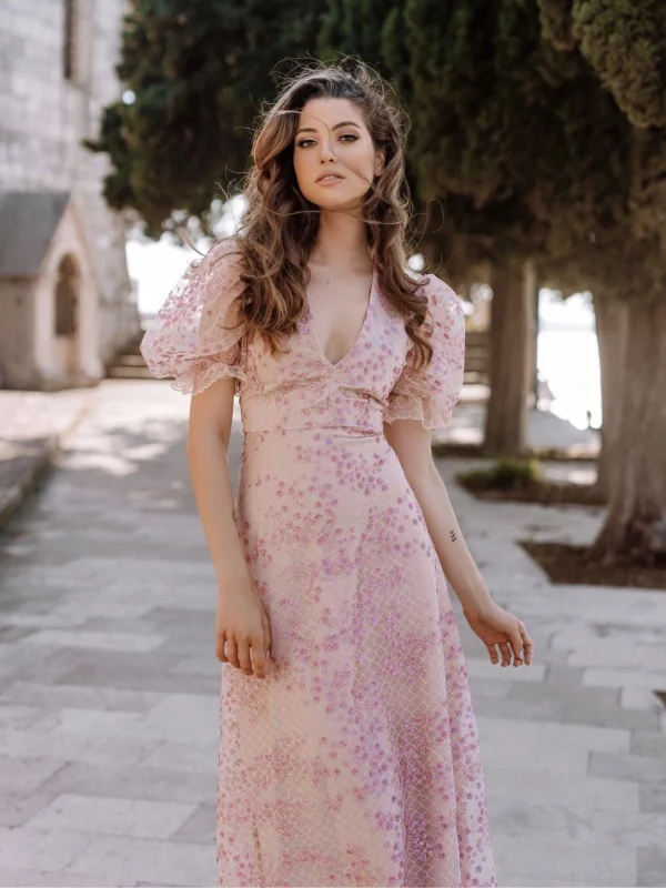 vestido-midi-rosa-empolvado-bordado-de-flores-en-tul