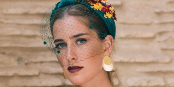 El toque que le falta a tu look de invitada: un tocado