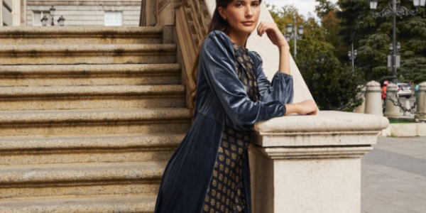 Capas, estolas y fulares: el toque que completa tu look de invitada